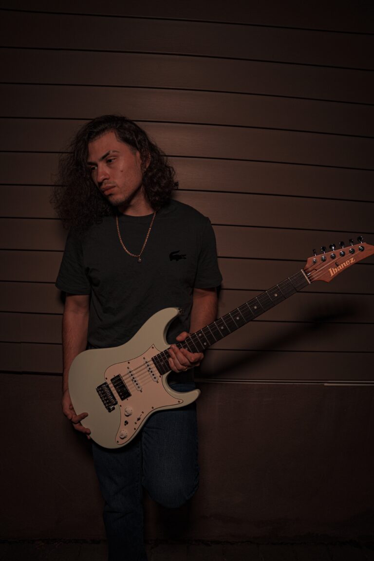 GUITARIST FOR YOUR NEXT HIT